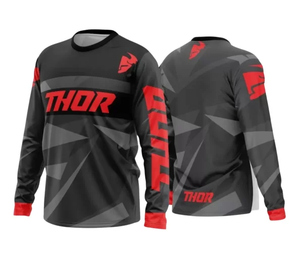 Camisa com logo no peito e estampa grande nas costas mostrando um design impactante em estilo motocross e trilha, perfeita para quem curte aventura e velocidade em terrenos off-road.